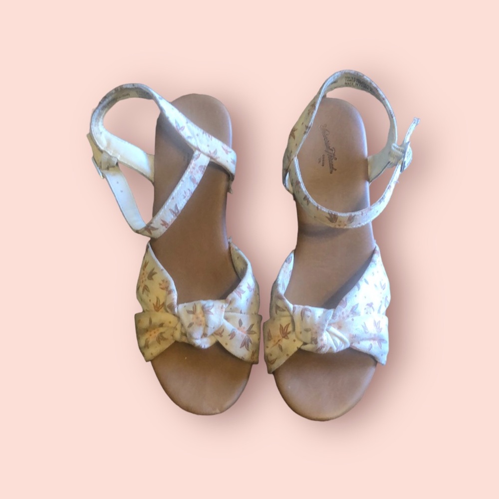 UNIVERSAL THREAD CANVAS ELENOR BLOCK HEELS